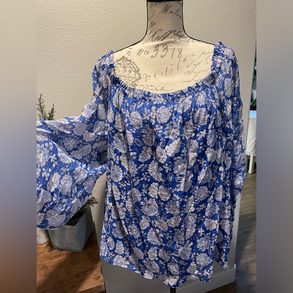 Vince Camuto Off shoulder blouse